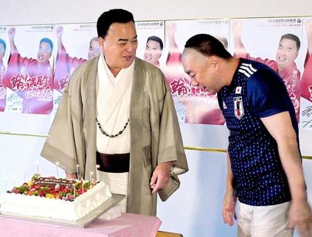 レイザーラモンＲＧ（右）から誕生日ケーキを贈られ、にんまりする細川たかし＝千葉県鴨川市