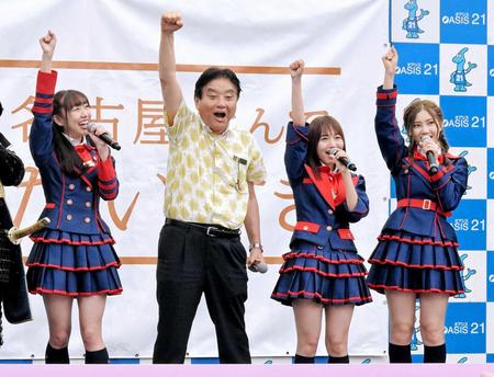 　河村たかし名古屋市長（左から２人目）と勝ちどきを上げるＳＫＥ４８の（左から）須田亜香里、大場美奈、北川綾巴＝名古屋市内