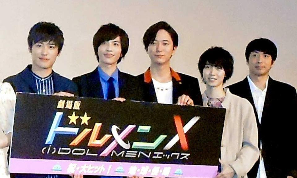 　「劇場版ドルメンＸ」初日舞台あいさつに登壇した（左から）堀井新太、志尊淳、浅香航大、小越勇輝、チュートリアル・徳井義実＝東京・新宿