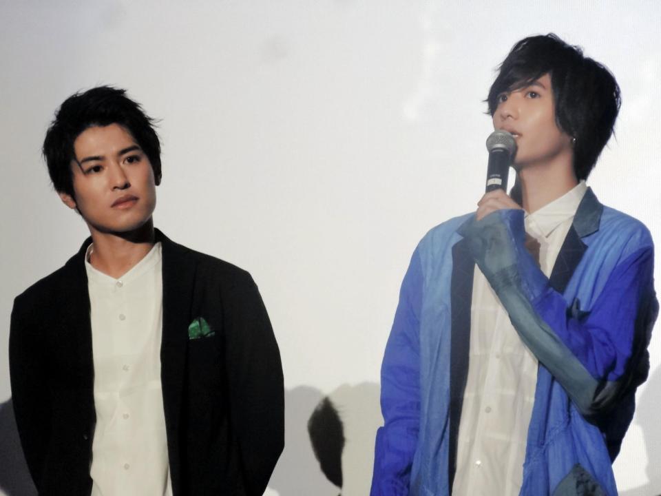 舞台あいさつを行った堀井新太（左）と志尊淳＝大阪市内