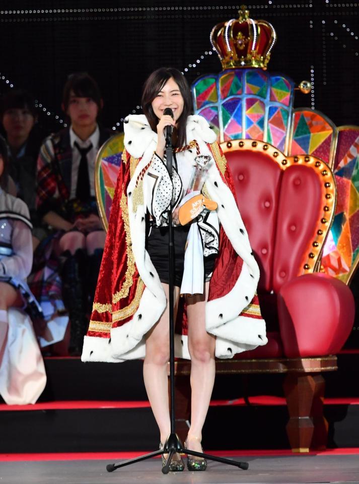 　笑顔であいさつする松井珠理奈