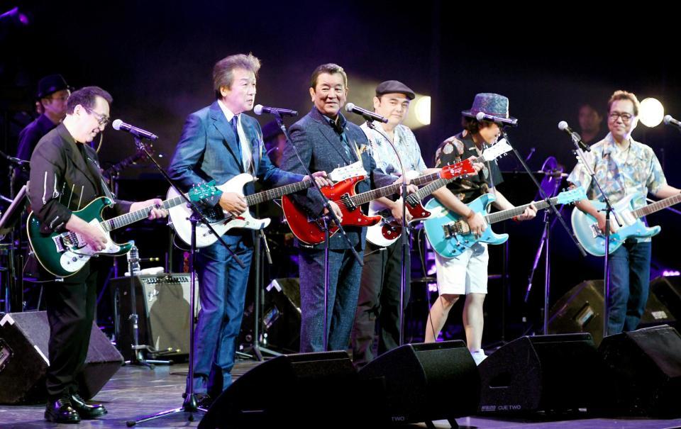 　豪華ゲストとオープニングを盛り上げる加山雄三（中央）ら＝東京国際フォーラム（撮影・園田高夫）