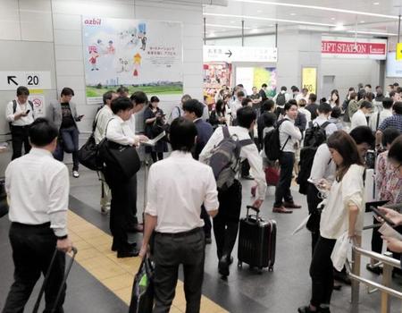 近畿地方を震源とする地震のため、新幹線、在来線がストップし多くの乗客で混乱する新大阪駅＝８時１１分