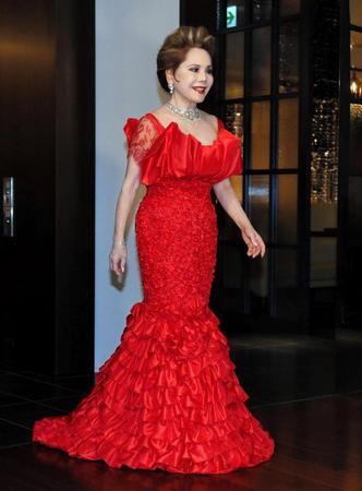 真っ赤なドレスで登場したデヴィ夫人＝ハイアットセントリック銀座東京（撮影・開出牧）