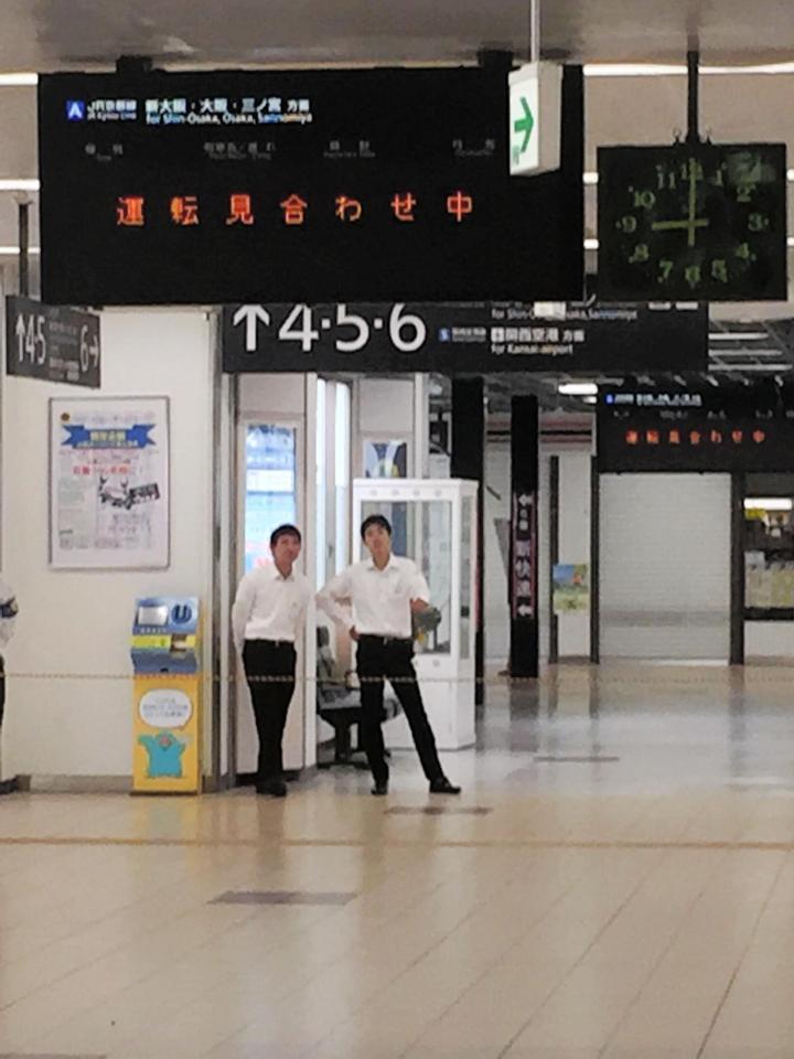 運転見合わせ中のＪＲ高槻駅