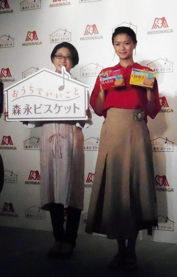 「森永ビスケットカフェ」イベントに参加した榮倉奈々（右。左はレシピを考案した料理研究家・ヤミ-氏）＝東京・渋谷