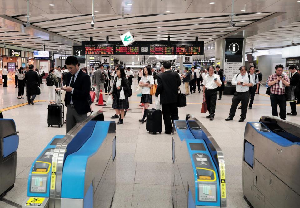 近畿地方で地震が発生し、新大阪駅では停電のため、自動改札機もストップした＝午前８時１２分、新大阪駅