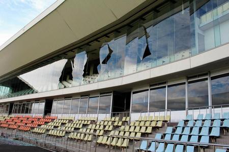 　ガラスが破損したスタンド＝向日町競輪