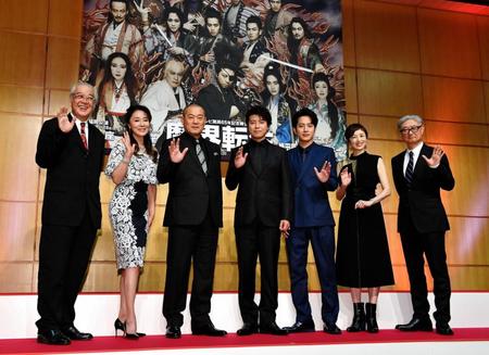 ポスターをバックに手を振る（左から）脚本のマキノノゾミ氏、浅野ゆう子、松平健、上川隆也、溝端淳平、高岡早紀、演出の堤幸彦氏＝東京・麹町の日本テレビ（撮影・西岡正）