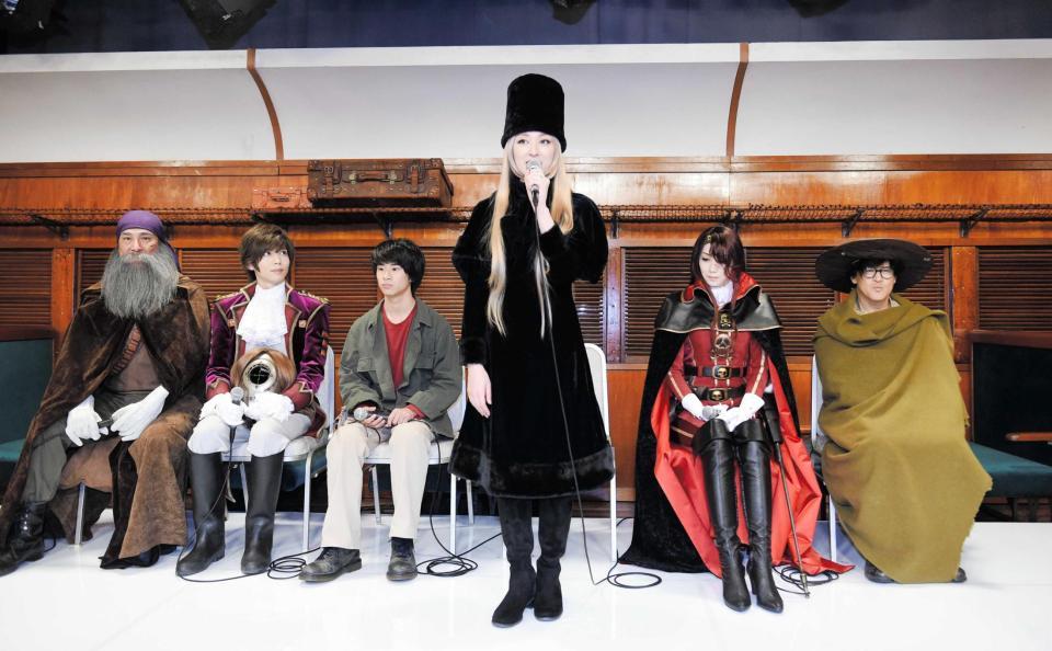 　放送直前会見であいさつをするメーテル役の栗山千明（中央）ら＝都内