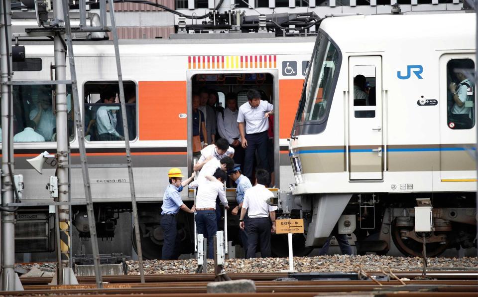 　停止した電車から降りる人＝大阪市北区