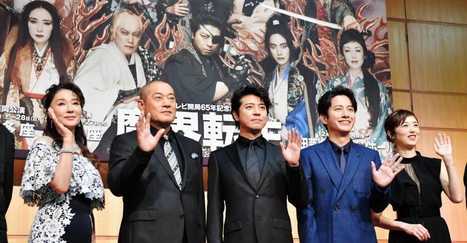 役柄のポスターを背に笑顔を見せる（左から）浅野ゆう子、松平健、上川隆也、溝端淳平、高岡早紀＝東京・麹町の日本テレビ（撮影・西岡正）