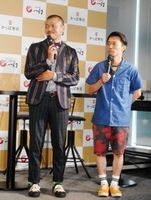 かっぱ寿司「えびそば一幻監修　海老ラーメン」発表会に登場したカミナリの竹内まなぶ（左）と石田たくみ＝東京・赤坂ベクトルラウンジ