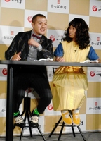 かっぱ寿司「えびそば一幻監修　海老ラーメン」発表会で女装したカミナリの石田たくみ（右）と仮想デートした同竹内まなぶ＝東京・赤坂ベクトルラウンジ