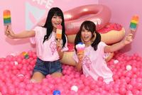 アイスクリームを手にポーズを決める☆ＨＯＳＨＩＮＯ（左）犬童美乃梨＝ＴＯＫＹＯ　ＩＣＥＣＲＥＡＭ　ＬＡＮＤ×ＭｅｌＣＡＦＥ（撮影・棚橋慶太）