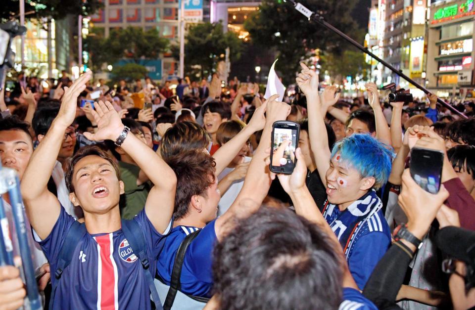 　日本の勝利を喜ぶサポーターら＝東京・渋谷駅前（撮影・西岡正）