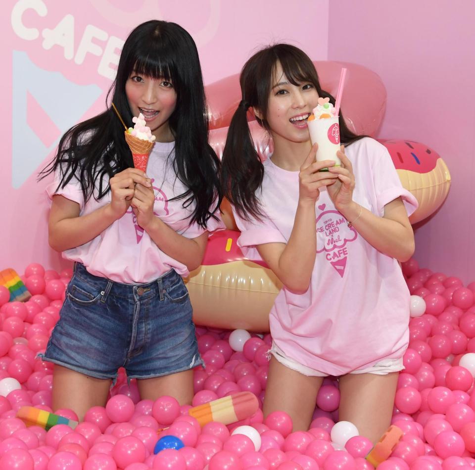 アイスクリームを手に笑顔の☆ＨＯＳＨＩＮＯ（左）と犬童美乃梨＝ＴＯＫＹＯ　ＩＣＥＣＲＥＡＭ　ＬＡＮＤ×ＭｅｌＣＡＦＥ（撮影・棚橋慶太）