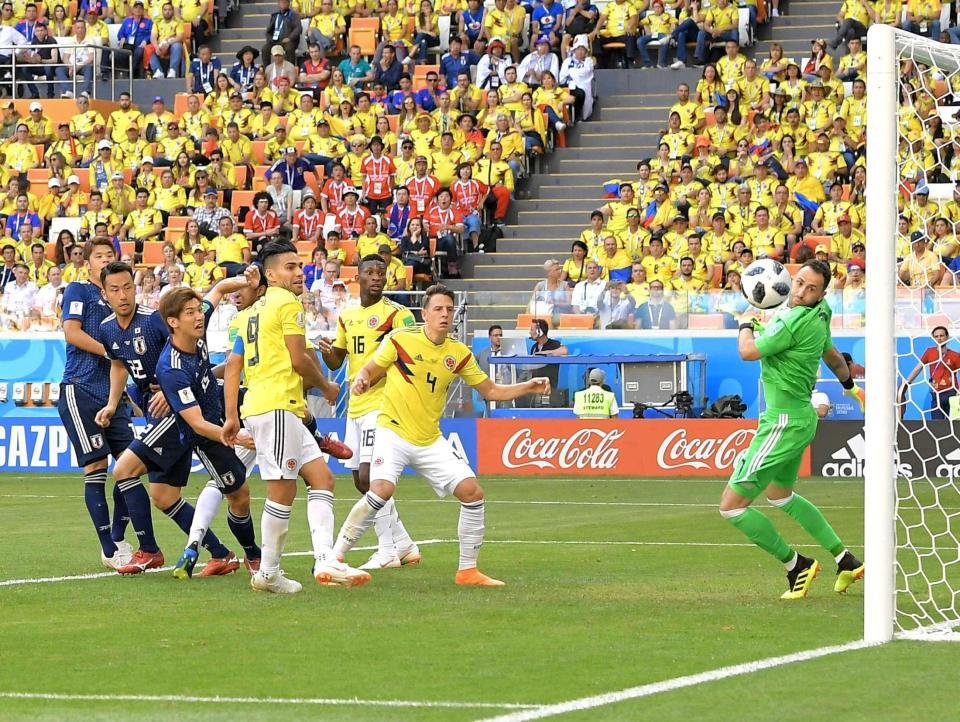 　後半、大迫（左から３人目）がヘディングでゴールを決める（撮影・堀内翔）