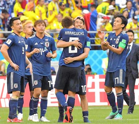 　コロンビアに勝利し、原口（手前）と抱き合う香川（中央奥）ら日本代表イレブン＝１９日