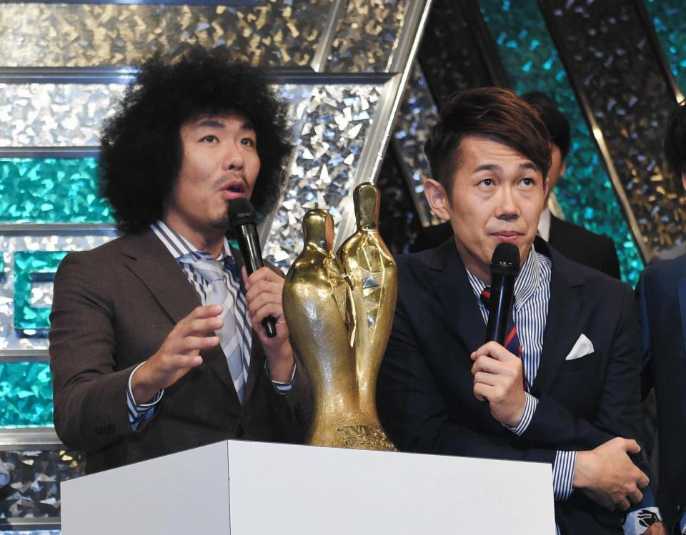 Ｍー１グランプリをサッカーＷ杯に例えて出場コンビを激励するトータルテンボスの藤田憲右（左）と大村朋宏＝東京・ヨシモト∞ホール（撮影・開出牧）