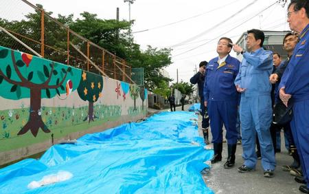 　大阪府高槻市立寿栄小のブロック塀倒壊現場を視察する安倍首相（代表撮影）