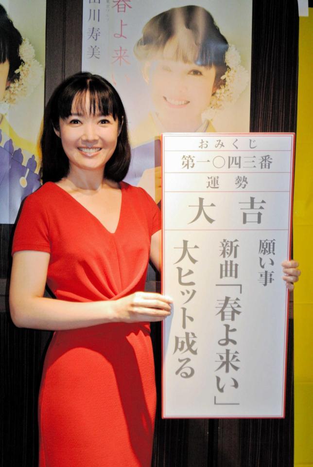 　演歌歌手らしい着物ではなく洋服で登場した田川寿美＝東京・銀座
