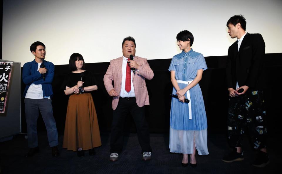 初日舞台あいさつを行う（左から）大江海監督、伊藤修子、小杉竜一、石橋静河、五明拓弥＝千葉・イオンモール幕張新都心（撮影・開出牧）