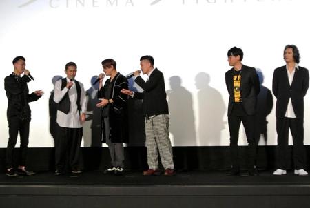 加藤雅也と山下健二郎（右から１、２人目）に主題歌を聴かせるＤＥＥＰ＝東京・日比谷