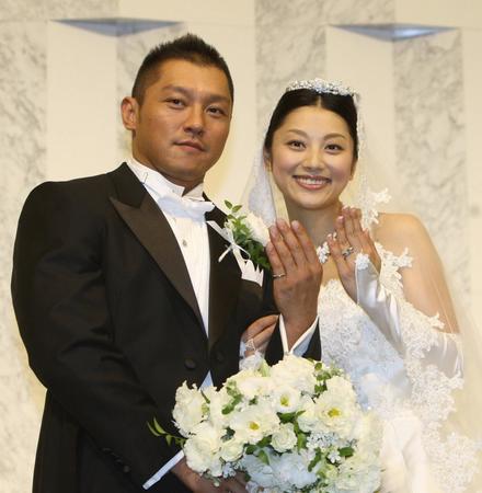 結婚式を挙げた小池栄子（右）と坂田亘＝２００８年７月２４日