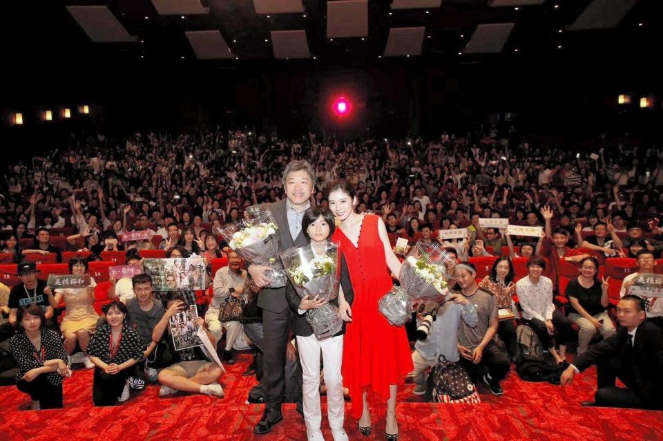 　上海国際映画祭に出席した（左から）是枝裕和監督、城桧吏、松岡茉優＝上海フィルムアートセンターホール