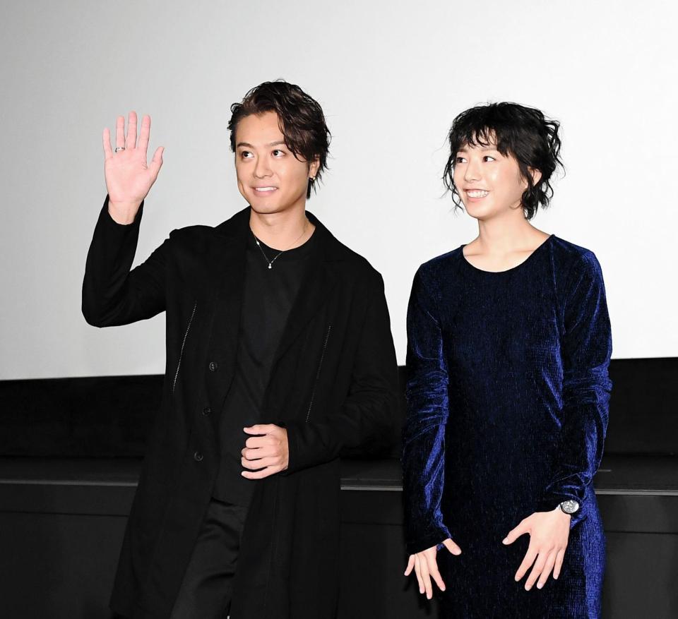 客席のファンに手を振るＴＡＫＡＨＩＲＯ（左）と夏帆＝ＴＯＨＯシネマズ日比谷（撮影・園田高夫）