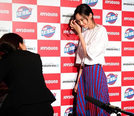 報道陣の問いかけに、会釈して会場を出る桐谷美玲＝品川ステラボール（撮影・棚橋慶太）