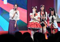 シークレットゲストで登場した桐谷美玲（右３人はラブライブ！サンシャイン！！Ａｑｏｕｒｓ）＝品川ステラボール（撮影・棚橋慶太）