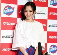 　囲み取材に笑顔で応じる桐谷美玲＝都内（撮影・棚橋慶太）