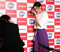 報道陣の問いかけに、会釈して会場を出る桐谷美玲＝品川ステラボール（撮影・棚橋慶太）