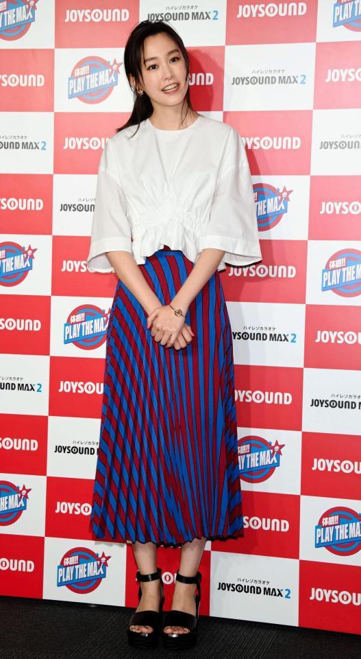 フォトセッションで笑顔でポーズを決める桐谷美玲＝品川ステラボール（撮影・棚橋慶太）