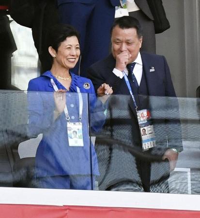 　セネガル戦を観戦に訪れられた高円宮妃久子さま。右は日本サッカー協会の田嶋幸三会長＝２４日