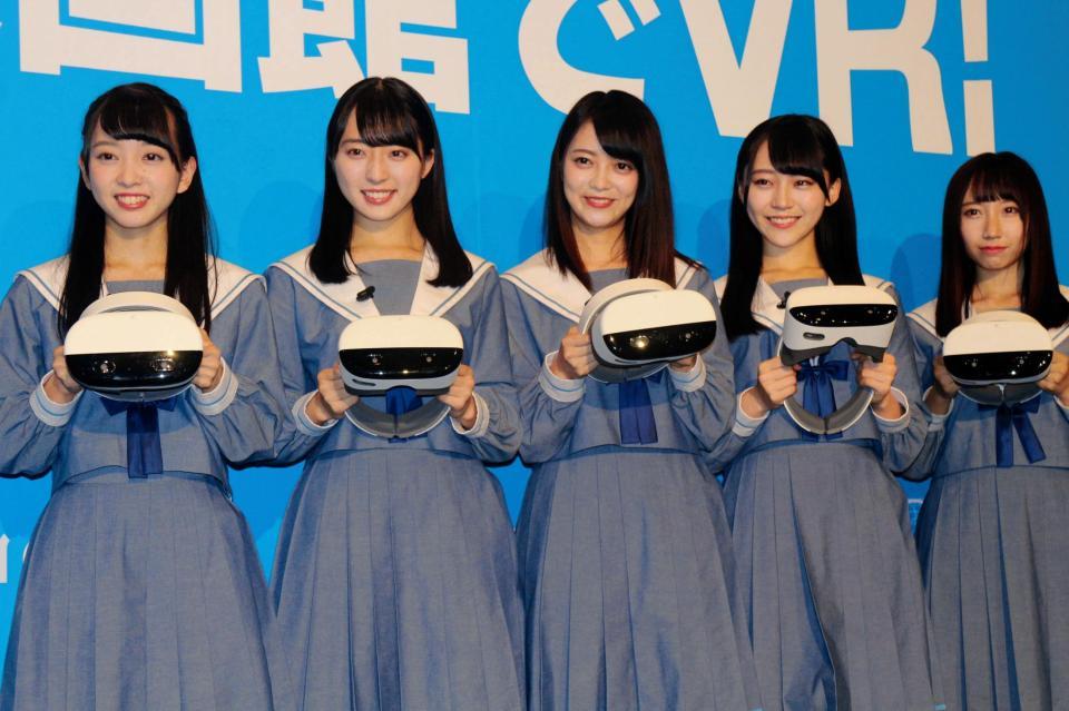 ＶＲ映画を体験したＳＴＵ４８の（左から）石田みなみ、今村美月、田中皓子、土路生優里、薮下楓＝東京・新宿バルト９