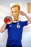 　舌出し＆敬礼ポーズで本田選手をモノマネするＨＥＹ！たくちゃん＝東京・渋谷の鬼そば藤谷