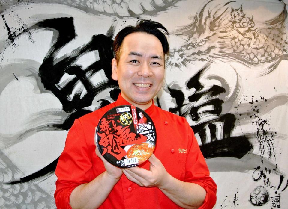 サッカーＷ杯絡みの新ネタを披露したＨＥＹ！たくちゃん＝東京・渋谷の鬼そば藤谷