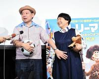 妊娠しているかのような妻の大島美幸（右）のお腹を触り、スキンシップをする鈴木おさむ＝東京・神楽座（撮影・開出牧）