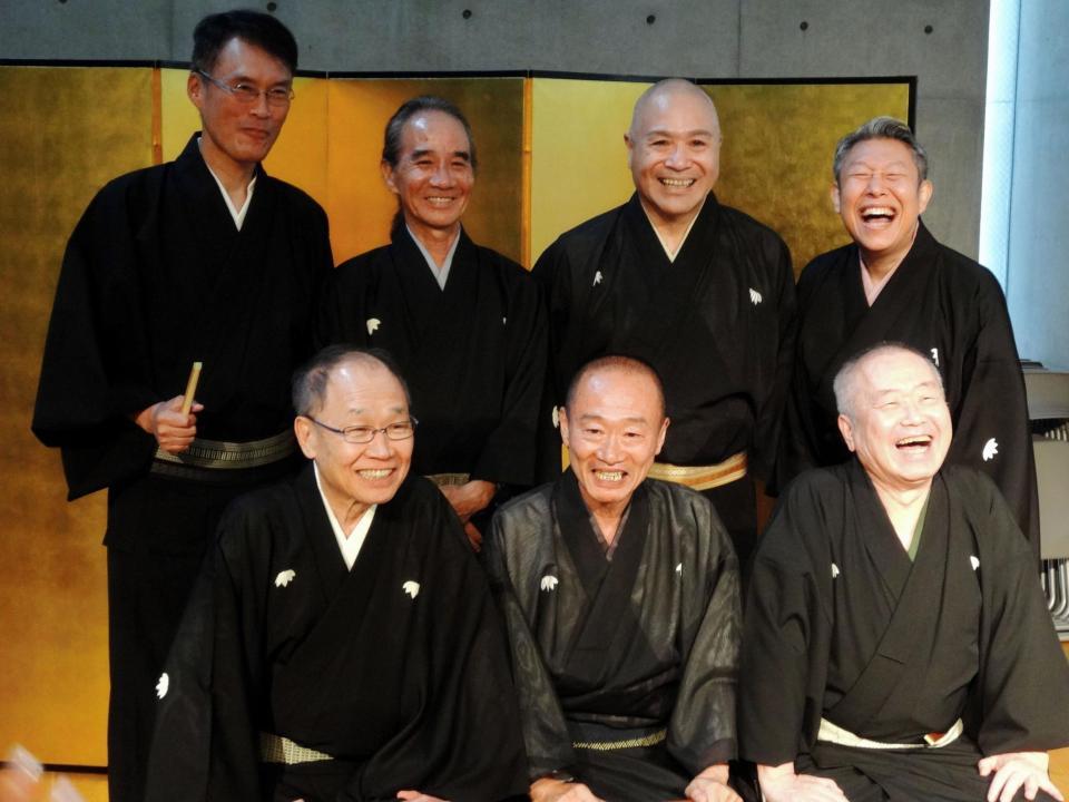 会見を行った（前列左から）笑福亭松枝、笑福亭鶴笑、笑福亭福笑（後列左から）笑福亭岐代松、笑福亭竹林、笑福亭伯枝、笑福亭鶴二＝大阪市内