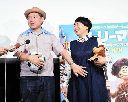 　妊娠しているかのような妻の大島美幸（右）のお腹を触る鈴木おさむ氏＝東京・神楽座（撮影・開出牧）