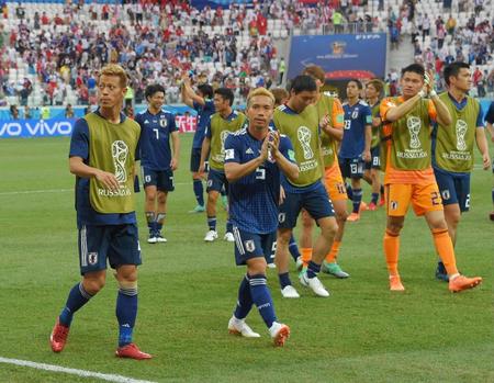 　サポーターにあいさつに向かう本田（左）と長友（中央）＝２８日