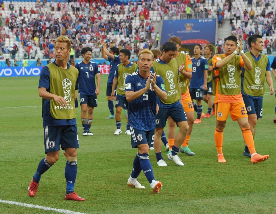 　サポーターにあいさつに向かう本田（左）と長友（中央）＝２８日