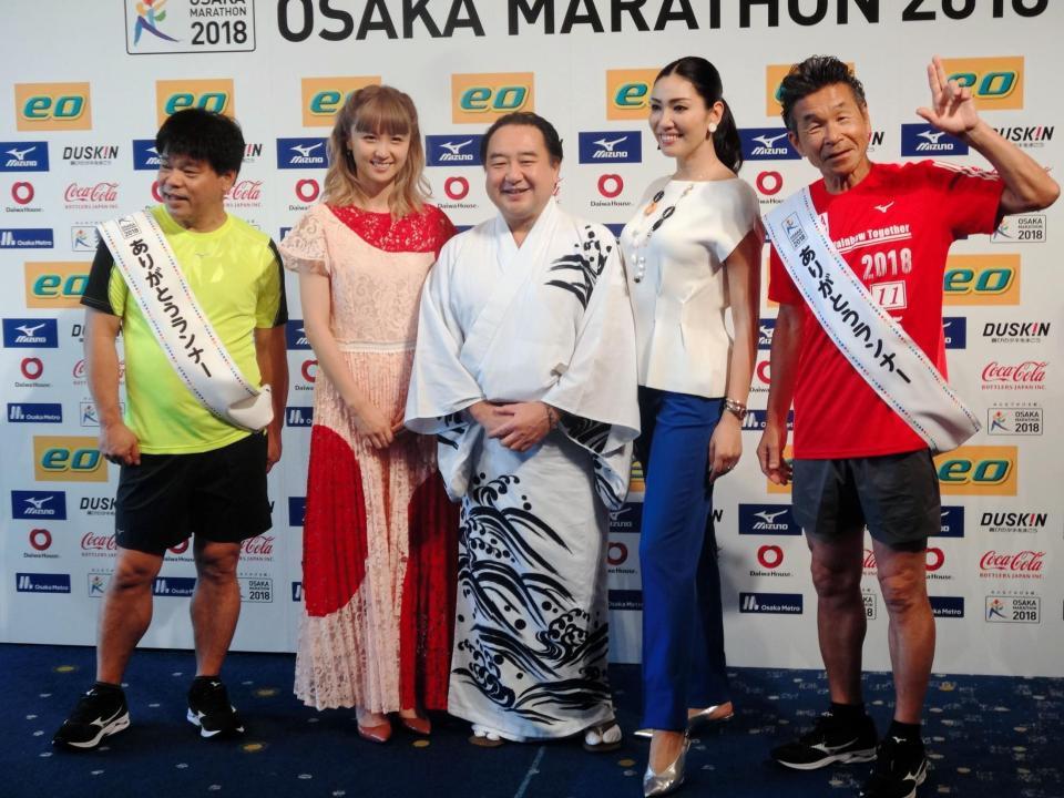 会見を行った（左から）ジミー大西、Ｄｒｅａｍ　Ａｍｉ、中村鴈治郎、アンミカ、間寛平＝大阪市内