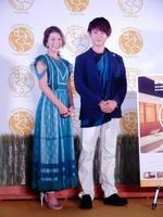 国内産麦アンテナショップ「むぎくらべ」オープン記念イベントに参加したスザンヌ（左）と杉浦太陽＝東京・神田