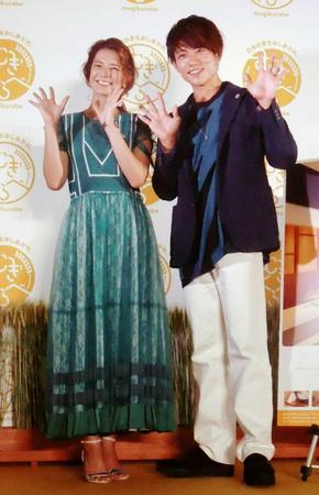 　「むぎくらべ」オープン記念イベントに参加したスザンヌ（左）と杉浦太陽＝東京・神田
