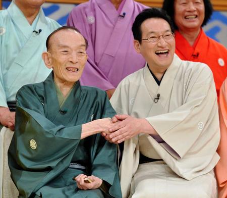 　「笑点」の司会を春風亭昇太（右）にバトンタッチした桂歌丸さん＝２０１６年