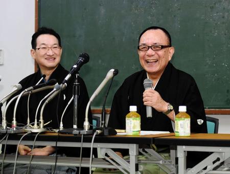 桂歌丸さんとの思い出を語る三遊亭小遊三（右）。左は春風亭昇太＝東京・芸能花伝舎（撮影・開出牧）